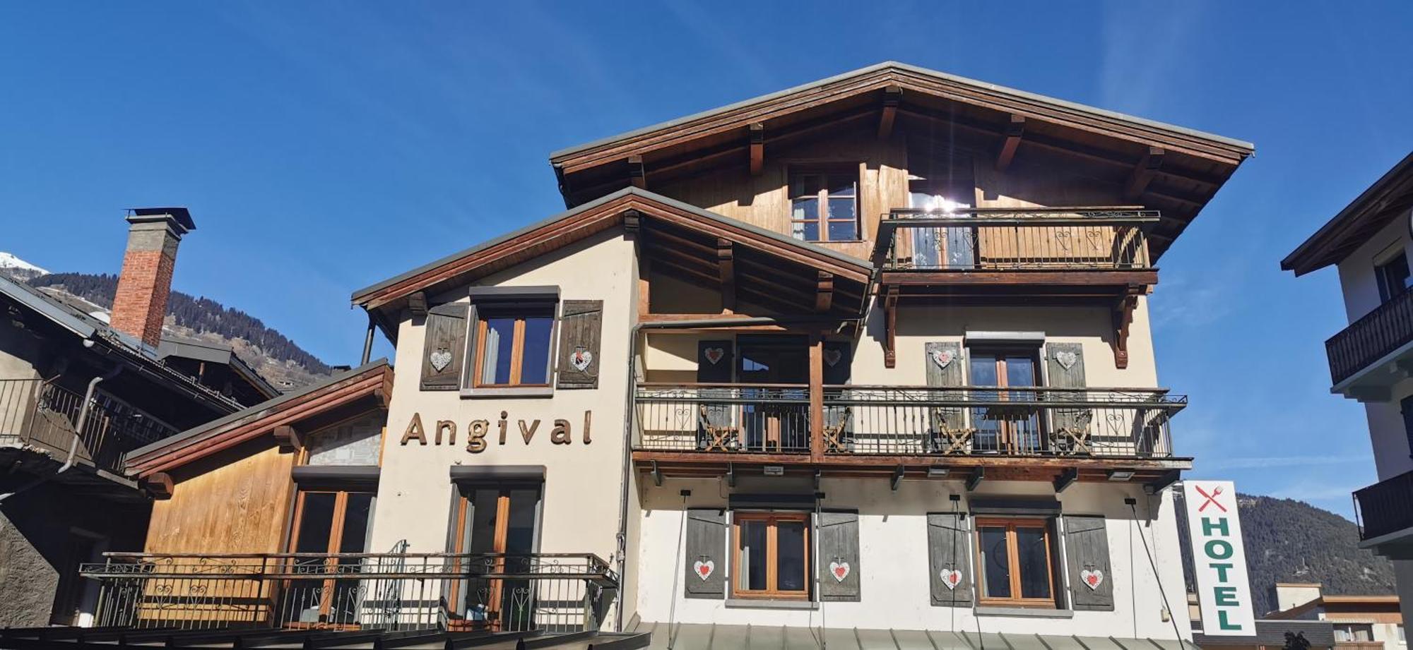 Hotel Restaurant Angival - Chambres Et Appartement ブール・サン・モーリス エクステリア 写真