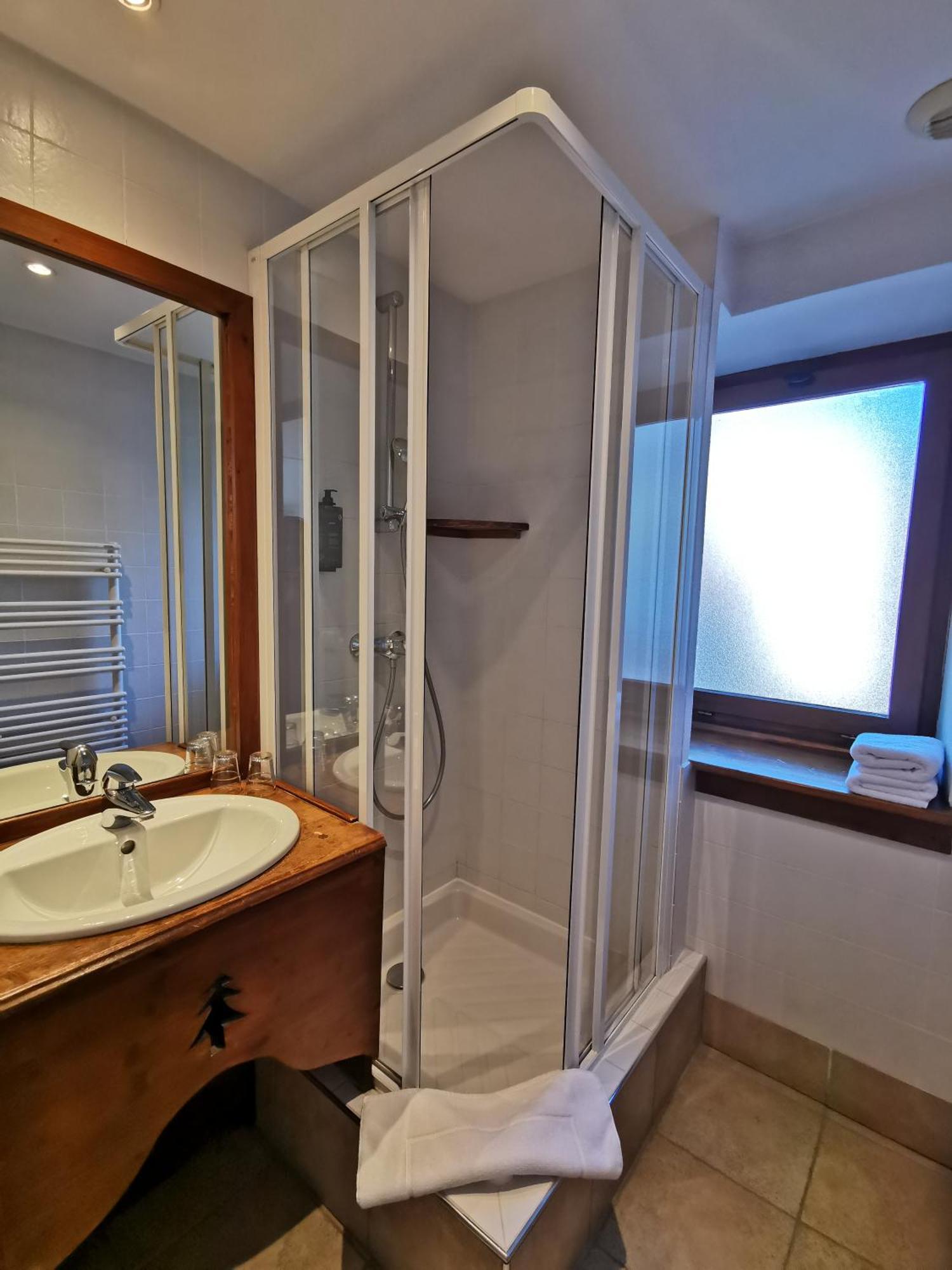 Hotel Restaurant Angival - Chambres Et Appartement ブール・サン・モーリス エクステリア 写真