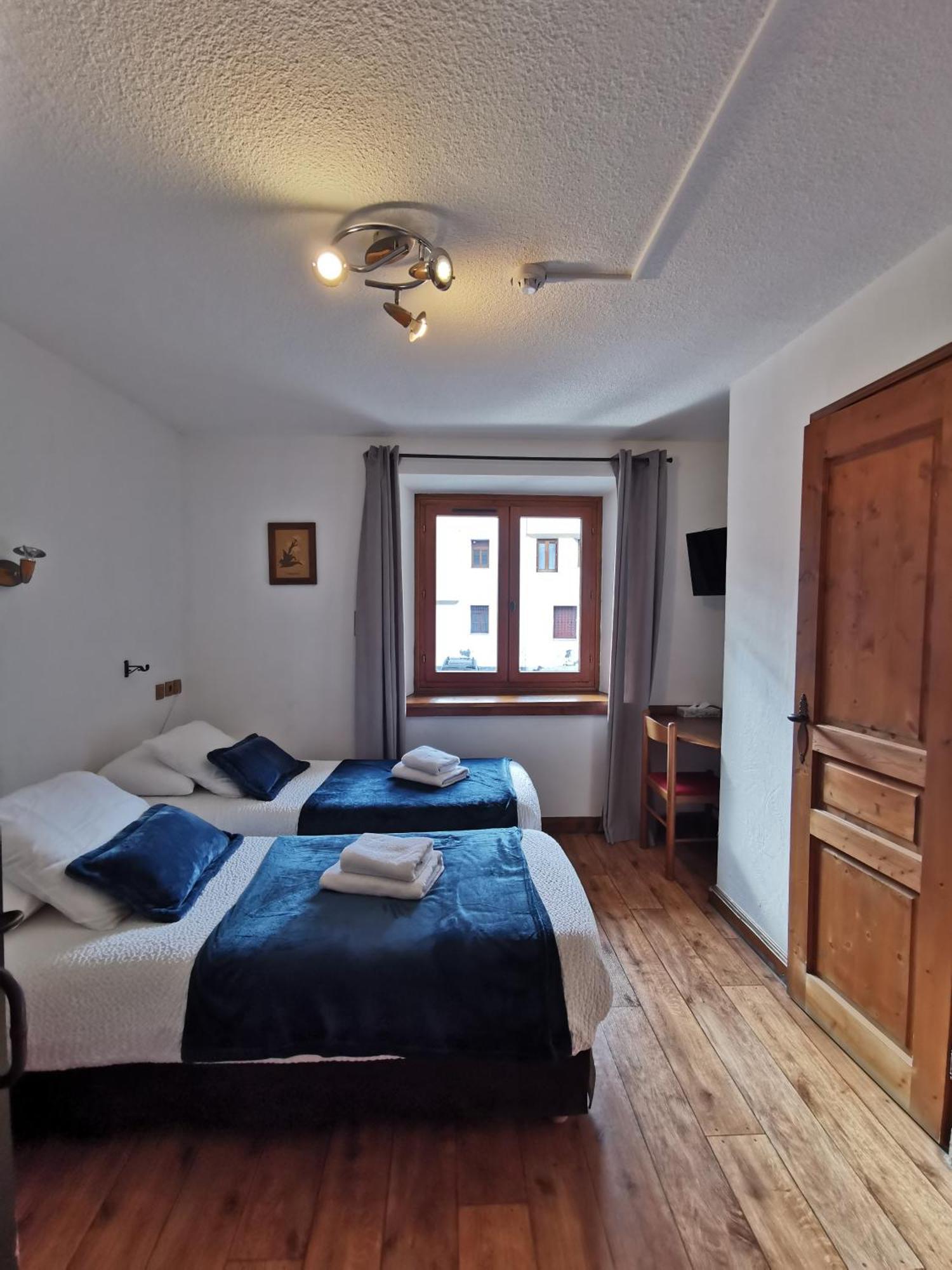Hotel Restaurant Angival - Chambres Et Appartement ブール・サン・モーリス エクステリア 写真