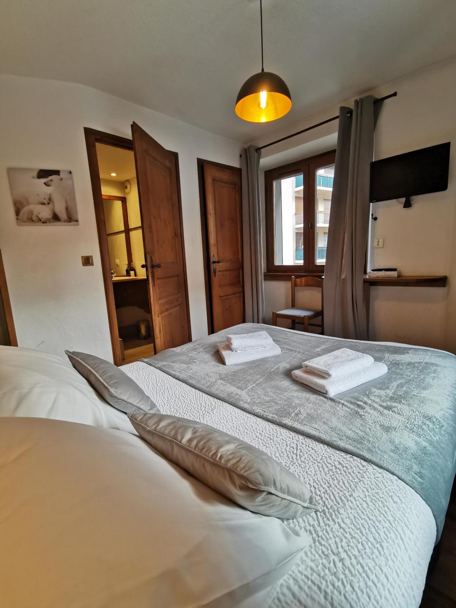 Hotel Restaurant Angival - Chambres Et Appartement ブール・サン・モーリス エクステリア 写真